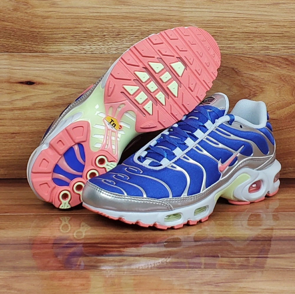Nike Women's Blue and Pink Athletic Shoes
